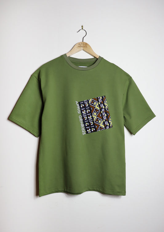 T-shirt com bolso em tecido africano